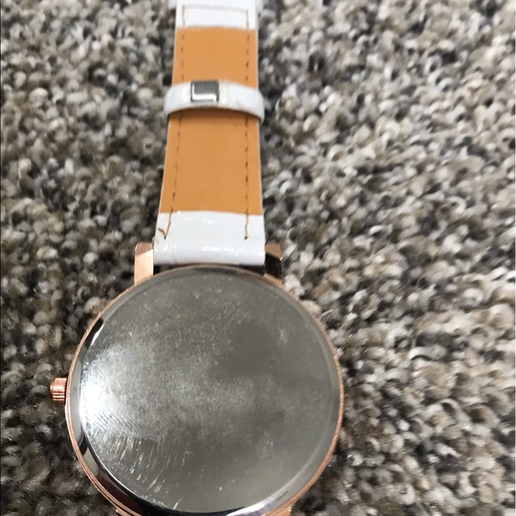 5 For $20 🥳 Women’s watch - Picture 3 of 4